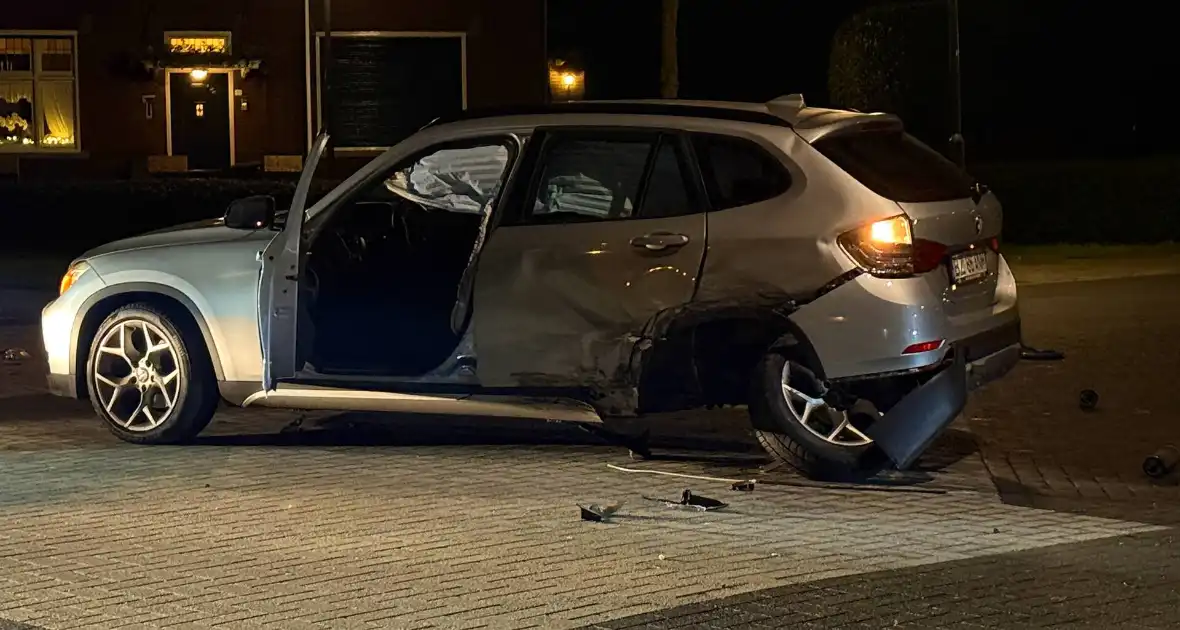 Enorme schades na aanrijding op kruising