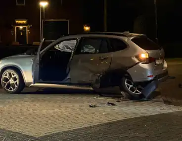 Enorme schades na aanrijding op kruising