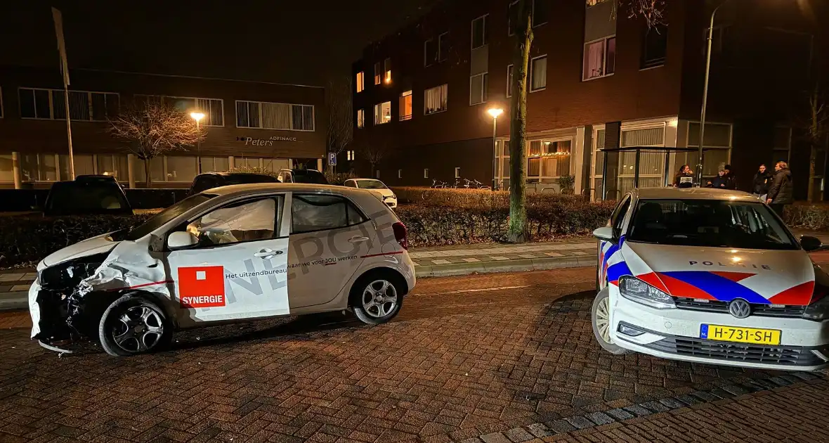 Enorme schades na aanrijding op kruising - Foto 1