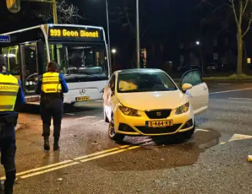 Auto flink beschadigd na botsing met lijnbus