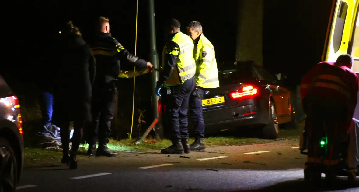 Persoon naar ziekenhuis na eenzijdig ongeval met boom - Foto 1