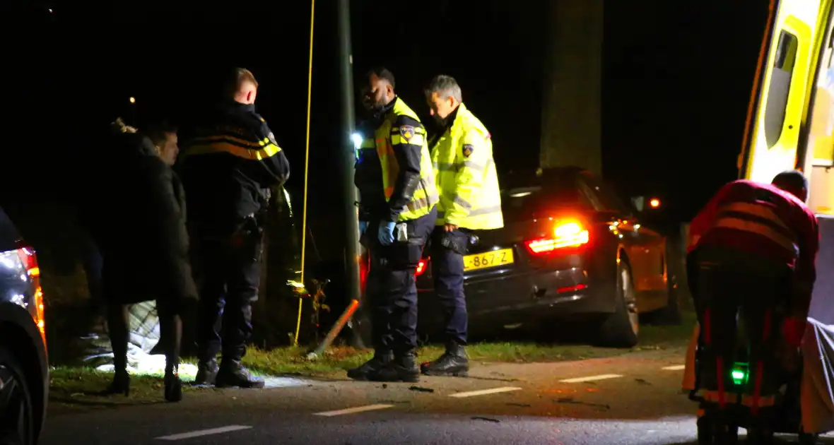 Persoon naar ziekenhuis na eenzijdig ongeval met boom - Foto 2