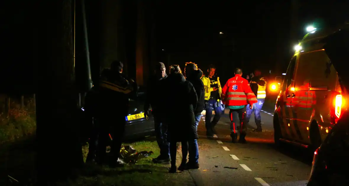 Persoon naar ziekenhuis na eenzijdig ongeval met boom - Foto 4