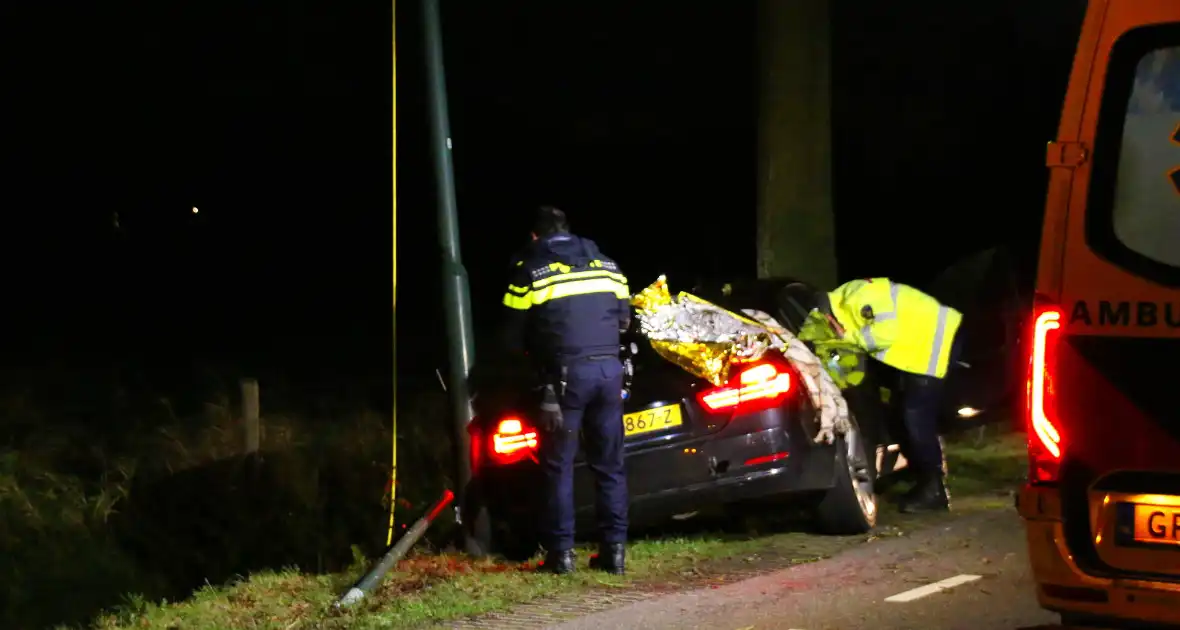 Persoon naar ziekenhuis na eenzijdig ongeval met boom - Foto 6