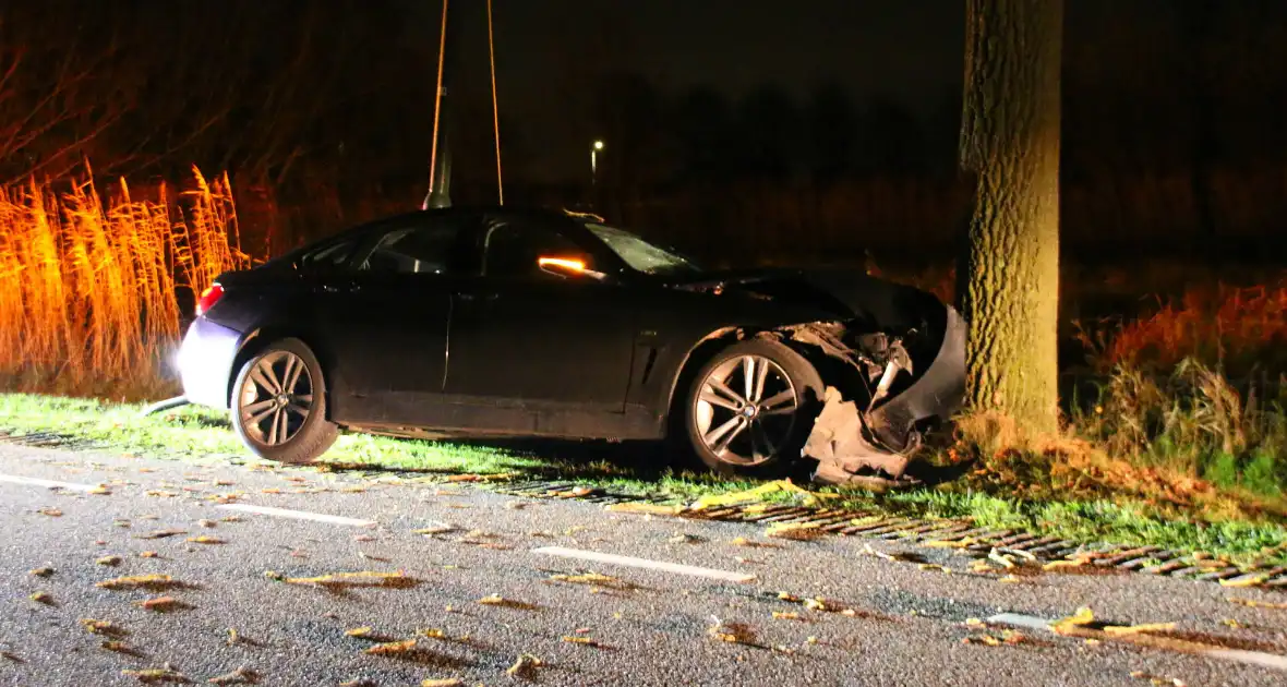 Persoon naar ziekenhuis na eenzijdig ongeval met boom - Foto 7