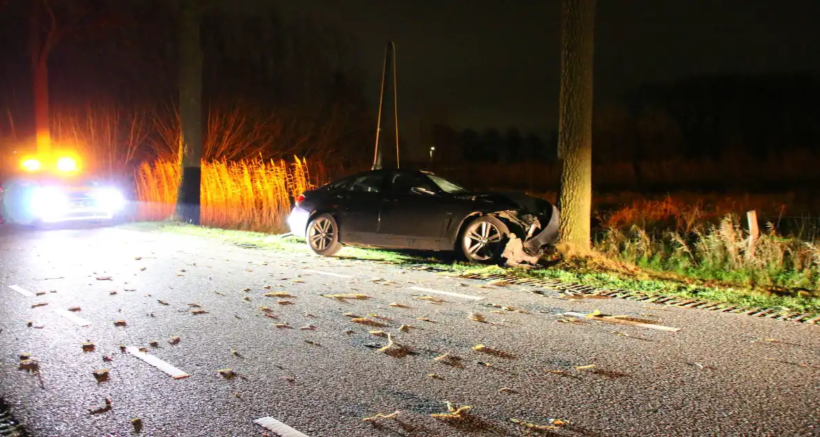Persoon naar ziekenhuis na eenzijdig ongeval met boom - Foto 8