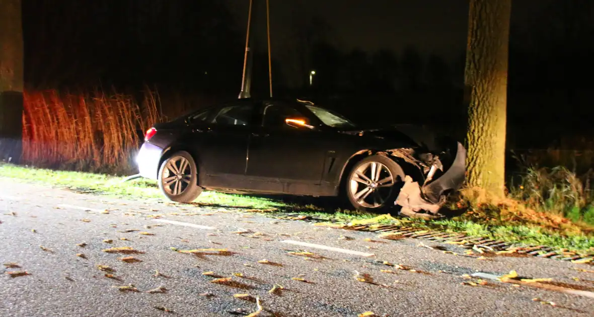 Persoon naar ziekenhuis na eenzijdig ongeval met boom - Foto 9