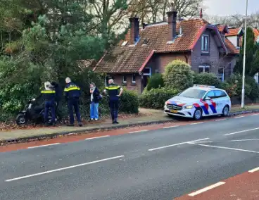 Politie rijdt scooterrijder klem tijdens achtervolging