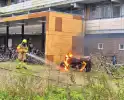 Brandweer blust brandende motor