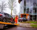 Auto komt tegen bedrijfspand tot stilstand na botsing