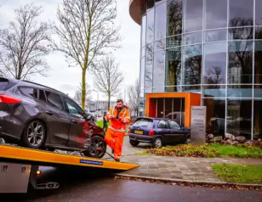 Auto komt tegen bedrijfspand tot stilstand na botsing