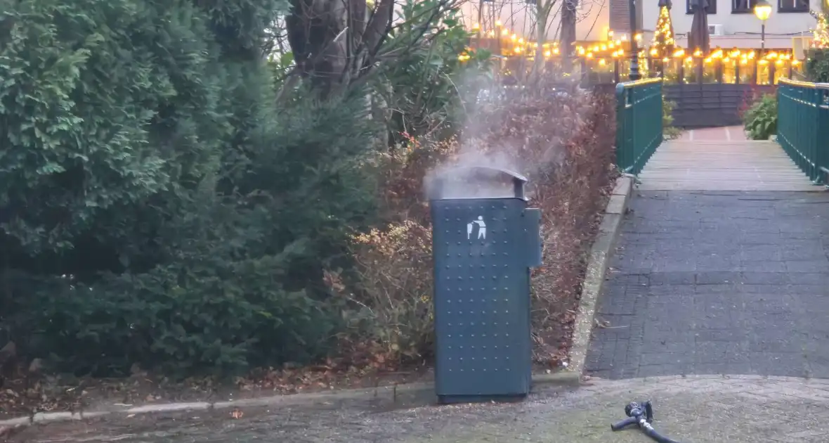 Brand in prullenbak vermoedelijk aangestoken - Foto 1