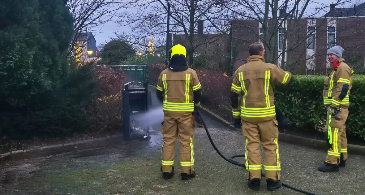 Brand in prullenbak vermoedelijk aangestoken - Foto 2