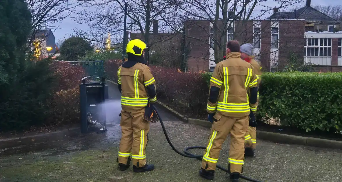 Brand in prullenbak vermoedelijk aangestoken - Foto 3