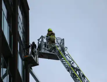 Hoogwerker weigert, glazenwasser vast op zes hoog