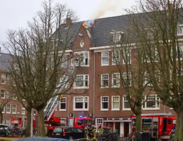 Brandweer groots ingezet voor brandend dak