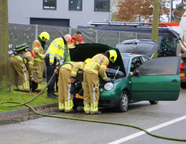 Vrachtwagen van rioolbedrijf blust autobrand