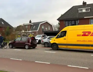 Pakketbezorger botst achterop personenwagen