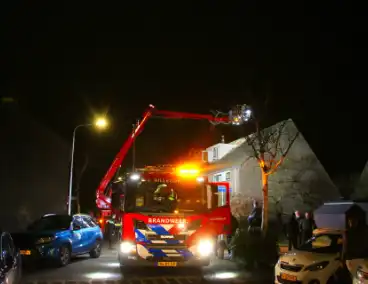 Brandweer schaalt op bij dakbrand