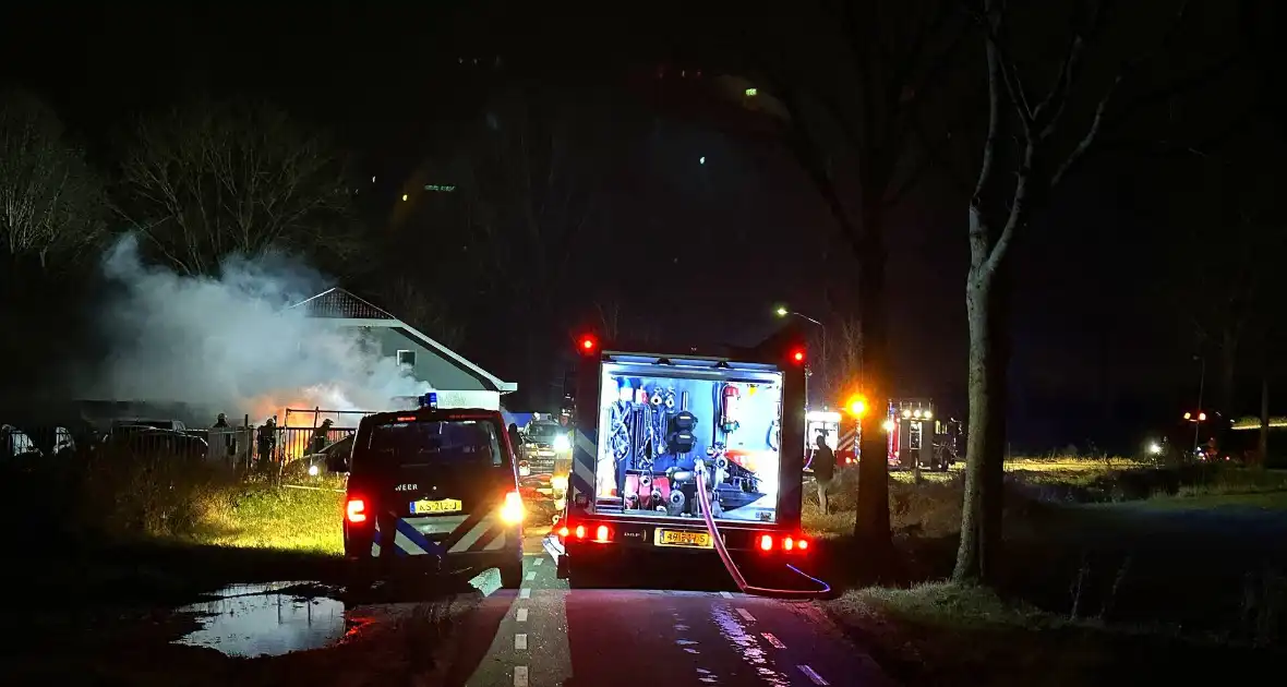 Meerdere auto's verwoest door brand bij autobedrijf - Foto 1