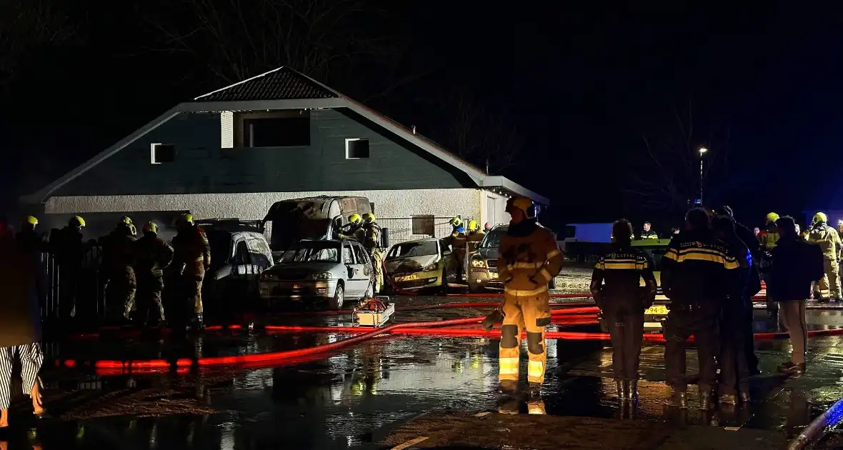 Meerdere auto's verwoest door brand bij autobedrijf - Foto 10