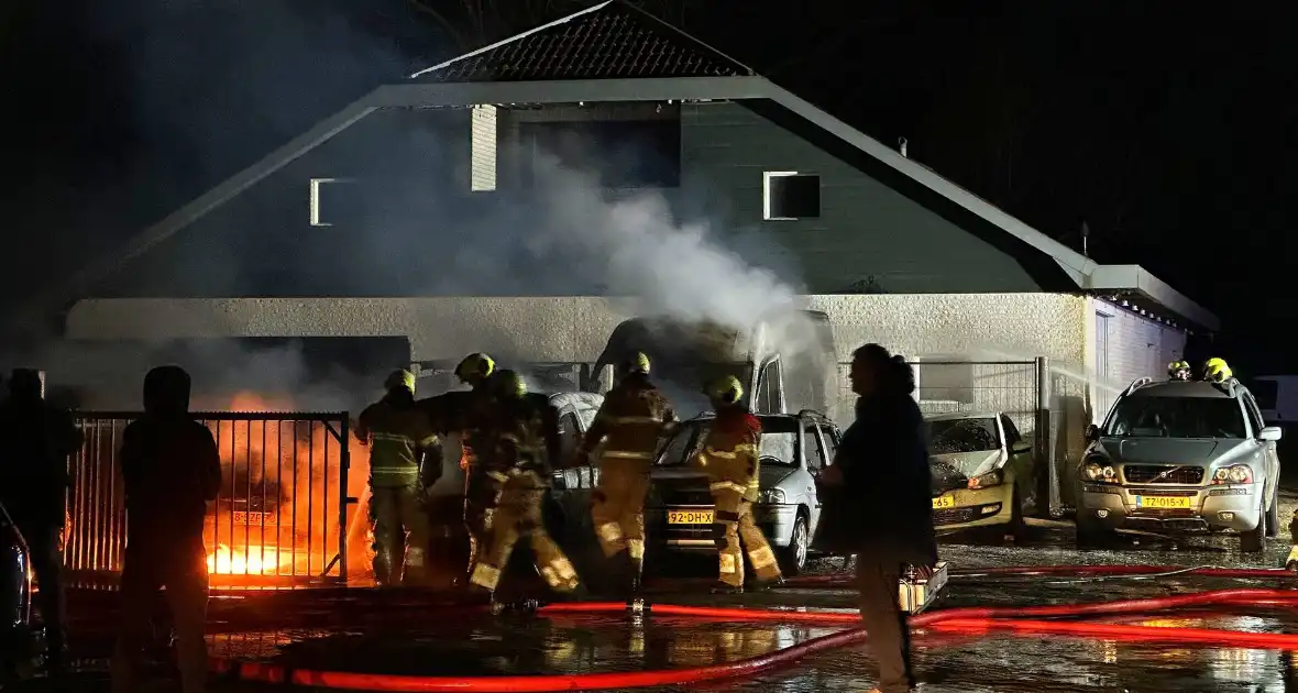 Meerdere auto's verwoest door brand bij autobedrijf - Foto 2