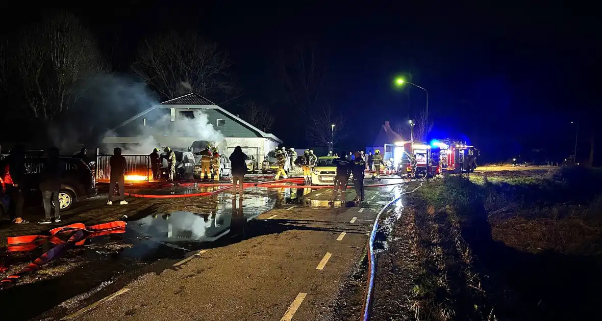 Meerdere auto's verwoest door brand bij autobedrijf - Foto 3