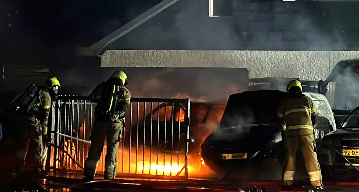 Meerdere auto's verwoest door brand bij autobedrijf - Foto 6