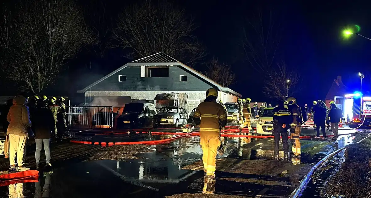 Meerdere auto's verwoest door brand bij autobedrijf - Foto 8