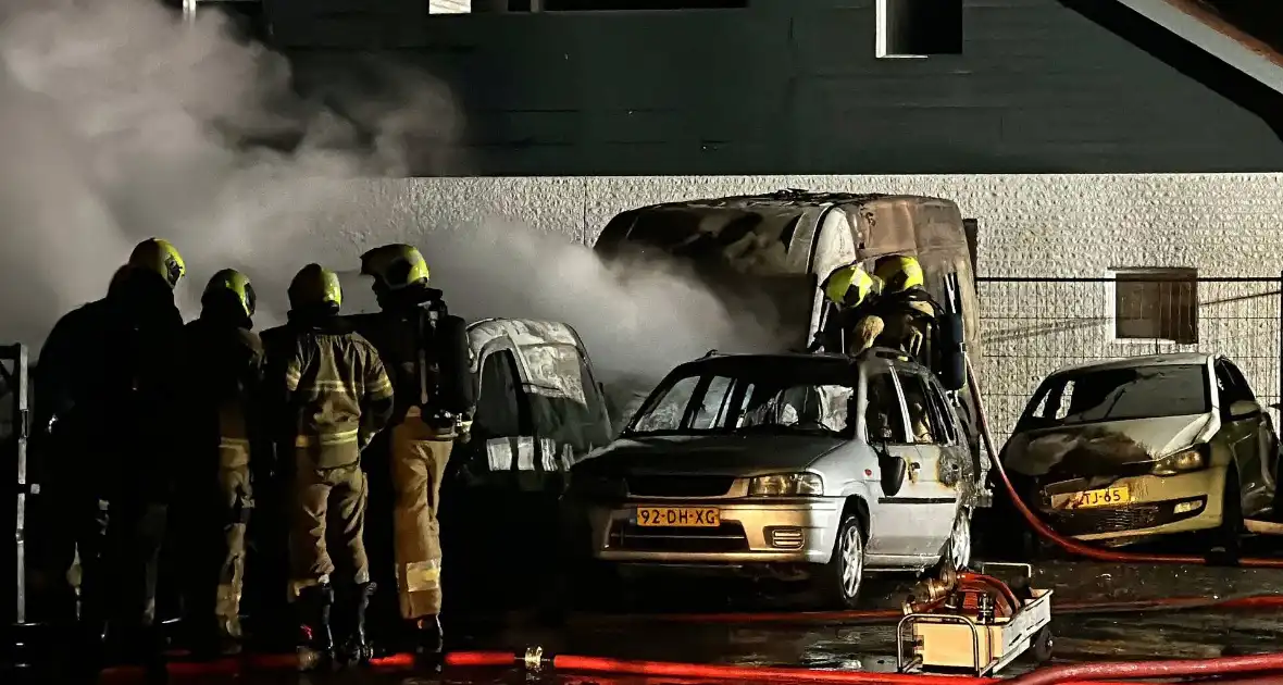 Meerdere auto's verwoest door brand bij autobedrijf - Foto 9