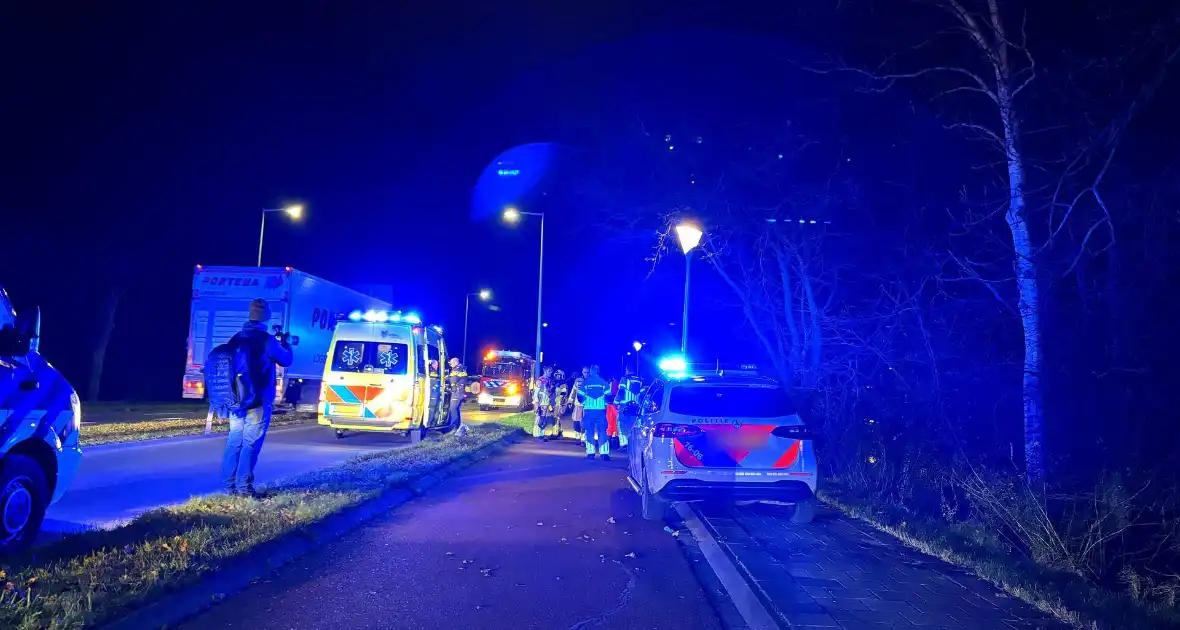 Automobilist raakt van de weg en belandt in het water