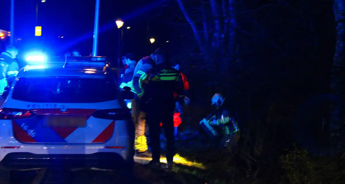 Automobilist raakt van de weg en belandt in het water - Foto 1