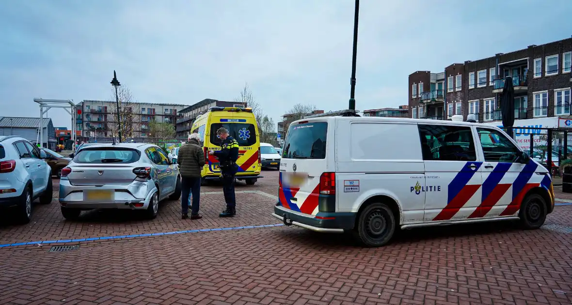 Twee personenwagens botsen op parkeerplaats