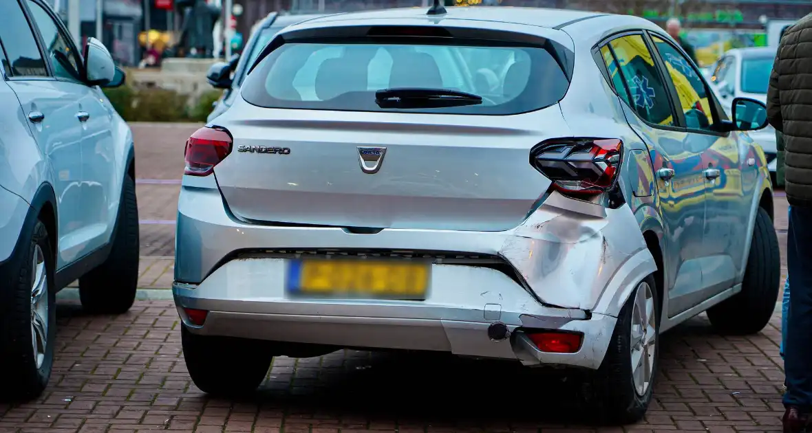 Twee personenwagens botsen op parkeerplaats - Foto 3