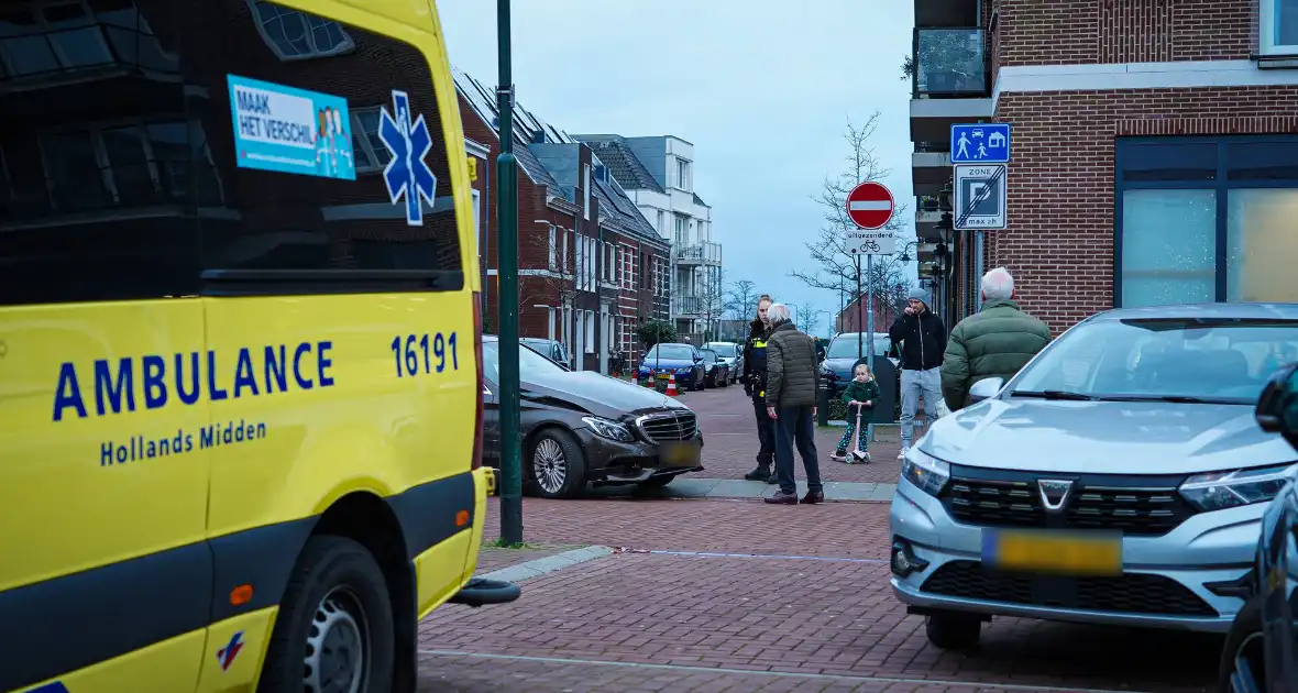 Twee personenwagens botsen op parkeerplaats - Foto 4