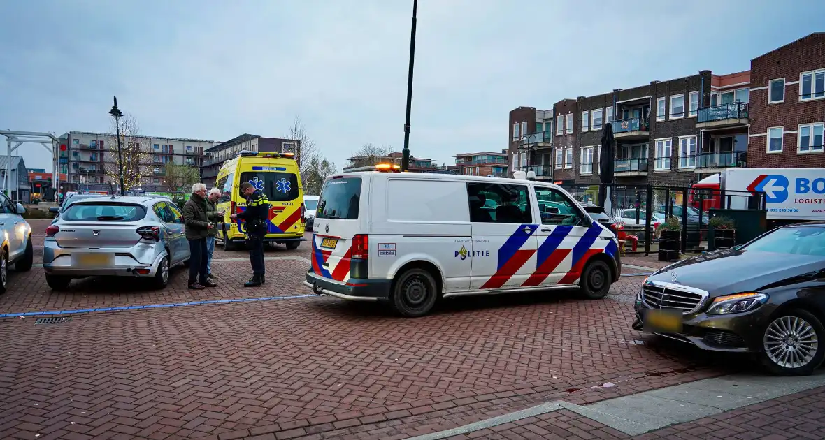 Twee personenwagens botsen op parkeerplaats - Foto 5