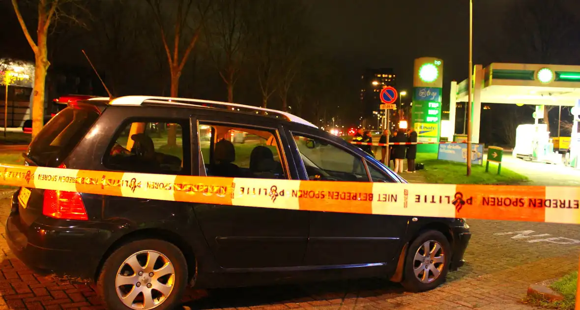 Auto raakt rand op rotonde en lekt benzine