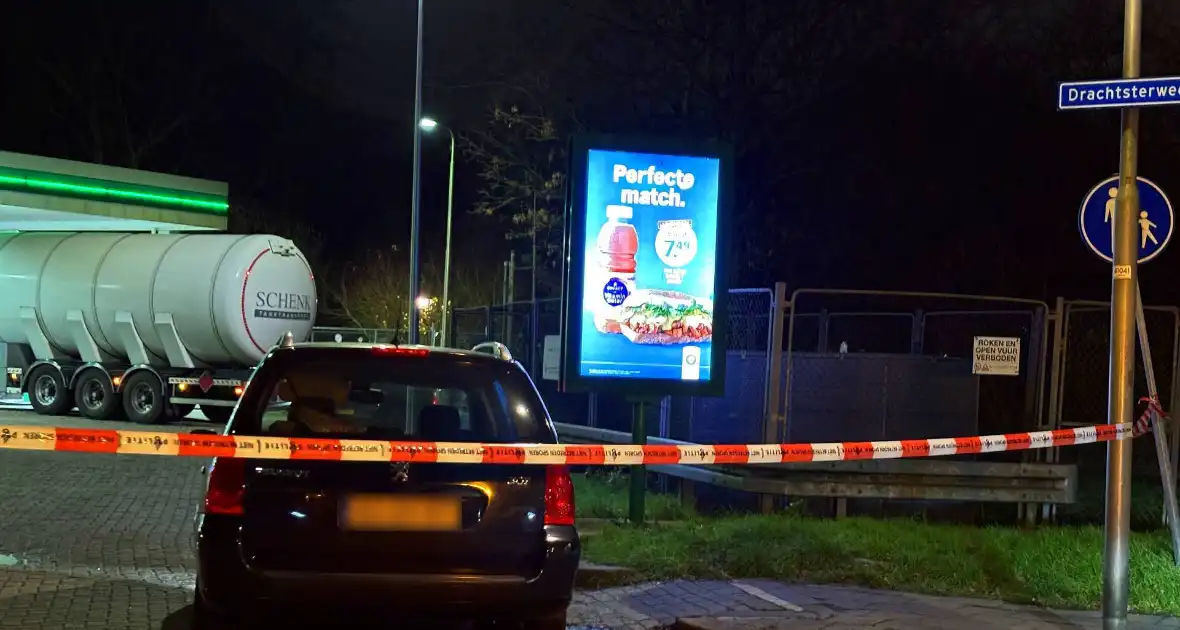 Auto raakt rand op rotonde en lekt benzine - Foto 1