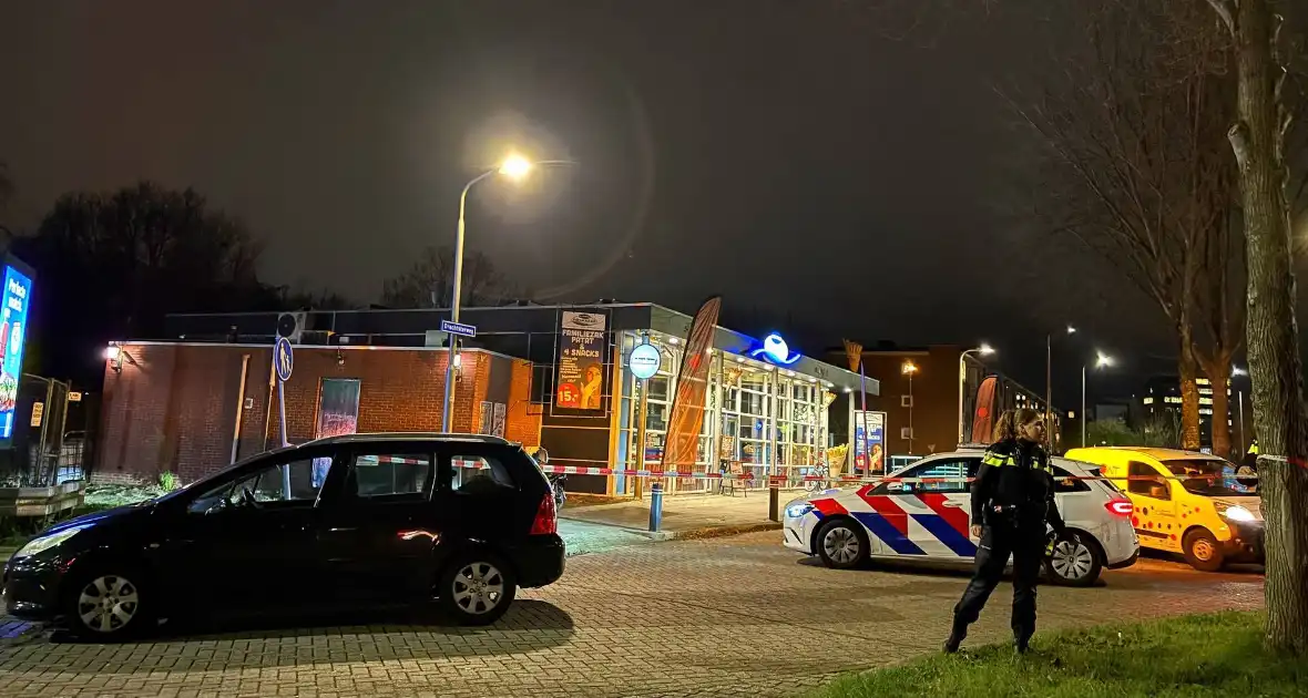 Auto raakt rand op rotonde en lekt benzine - Foto 2