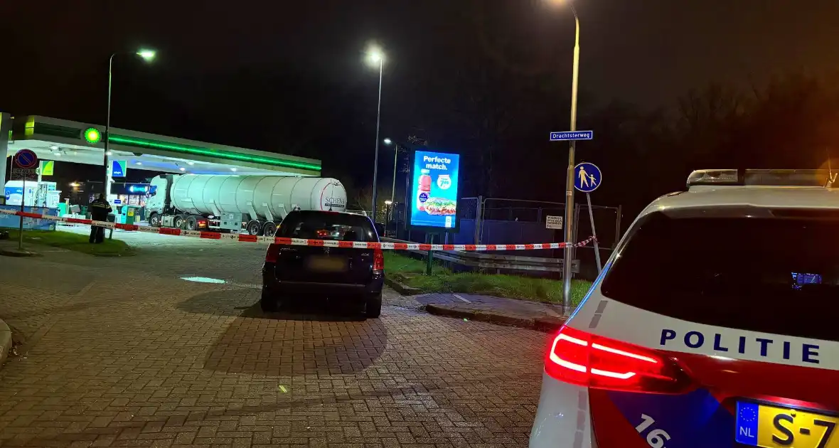 Auto raakt rand op rotonde en lekt benzine - Foto 3