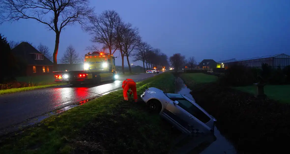 Automobiliste belandt in sloot tijdens keer actie