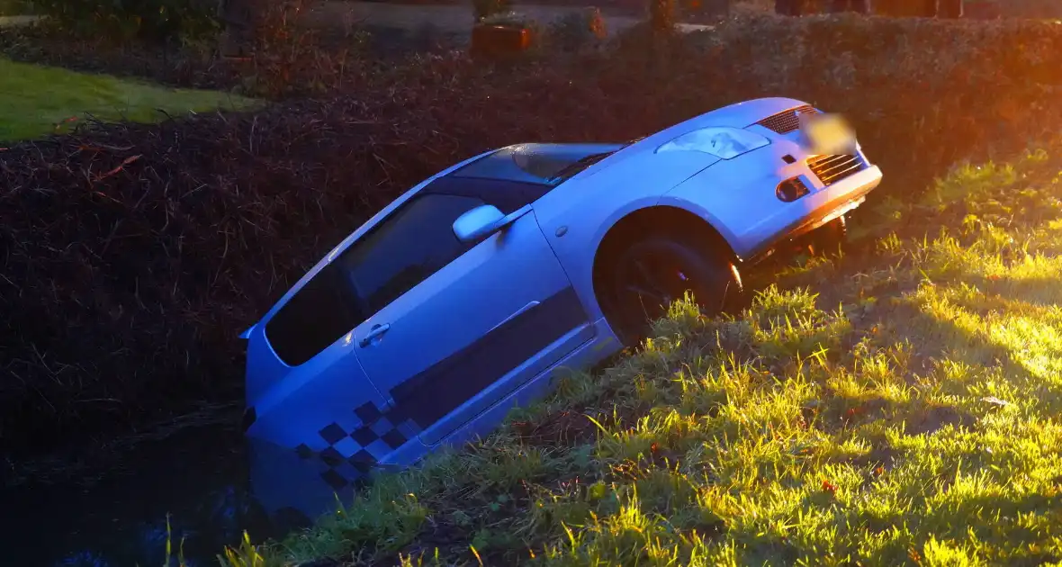 Automobiliste belandt in sloot tijdens keer actie - Foto 4