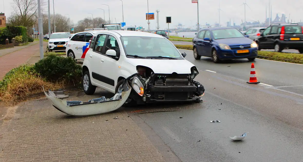 Schade na botsing personenauto's - Foto 2