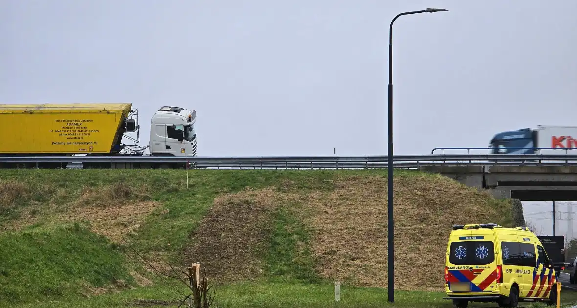 Vrachtwagen weggezakt in de berm