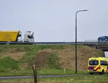 Vrachtwagen weggezakt in de berm