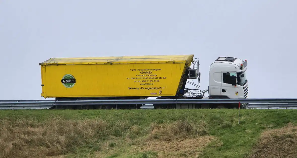 Vrachtwagen weggezakt in de berm - Foto 1