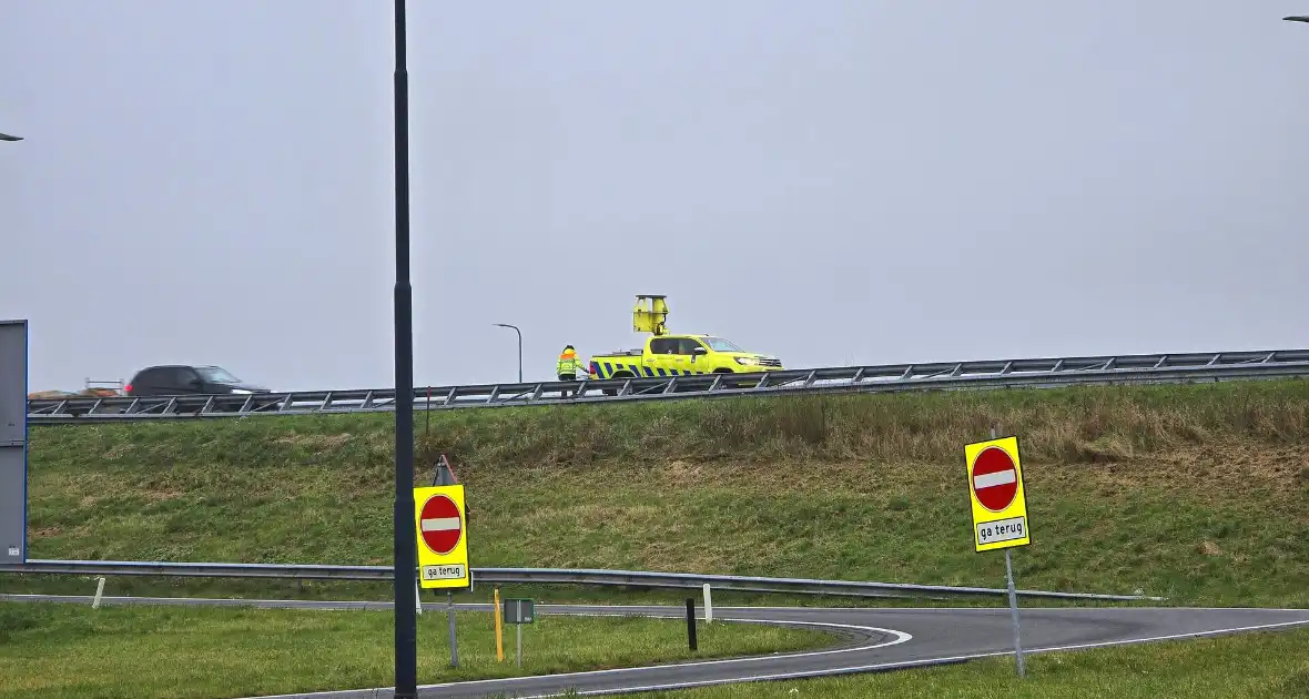 Vrachtwagen weggezakt in de berm - Foto 2