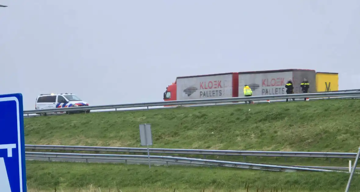 Vrachtwagen weggezakt in de berm - Foto 3