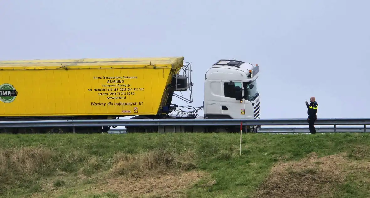 Vrachtwagen weggezakt in berm - Foto 5