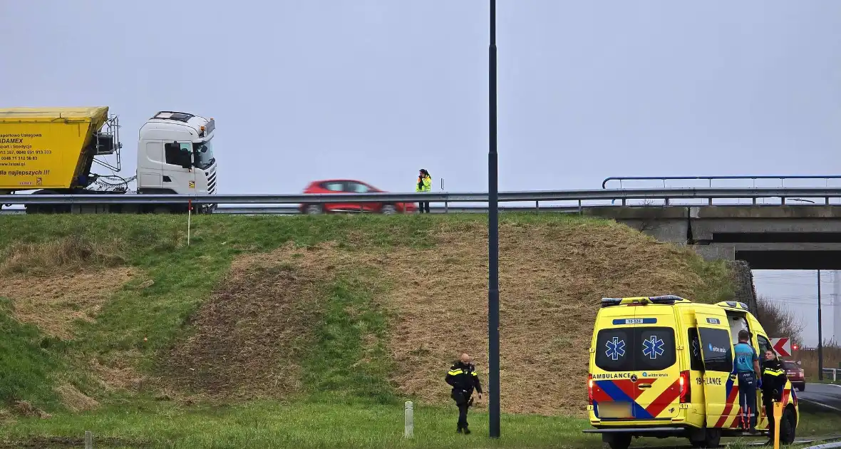 Vrachtwagen weggezakt in berm - Foto 7